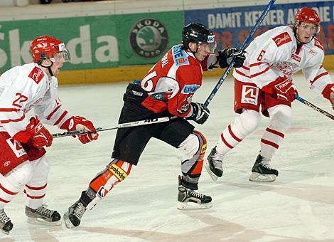 #36 Marco Pewal, Stuermer, Team Austria gehakt von der #22 Morten Lie, Stuermer, Team Danmark.