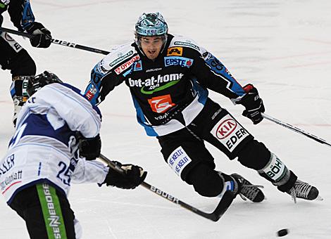 Martin Mairitsch, Linz blockt den Schuss von Alexander Dotzler, Straubing Liwest Black Wings Linz vs Straubing Tigers 