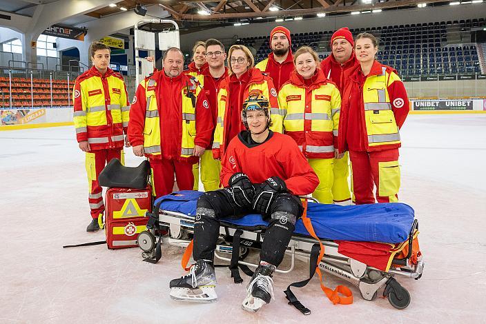 Der Samariterbund übt an Assistent Coach Mark Szücs (Steinbach Black Wings Linz) und Niko Lahtinen für den Ernstfall in der Linzer Eisarena, ICE Hockey League, Steinbach Black Wings Linz, Linz AG Eisarena 