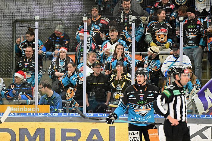 Fans bangen in den Schlusssekunden um den Sieg,  28. Runde ICE, Steinbach Black Wings Linz vs HC Falkensteiner Pustertaler Wölfe, Linz AG Eisarena 