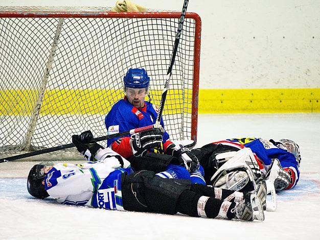 Matthias Gruber und Philipp Hollinger, Wels, sichern den Puck, vor P. Fehringer, Amstetten, ECU Amstetten vs EC Win Win Wels
