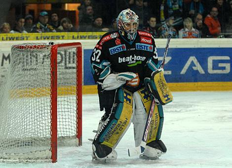 #32 Alex Westlund, Tormann, EHC Liwest Black Wings Linz im Tor der Linzer mit eime Shutout gegen Laibach, Endstand 4 zu 0.