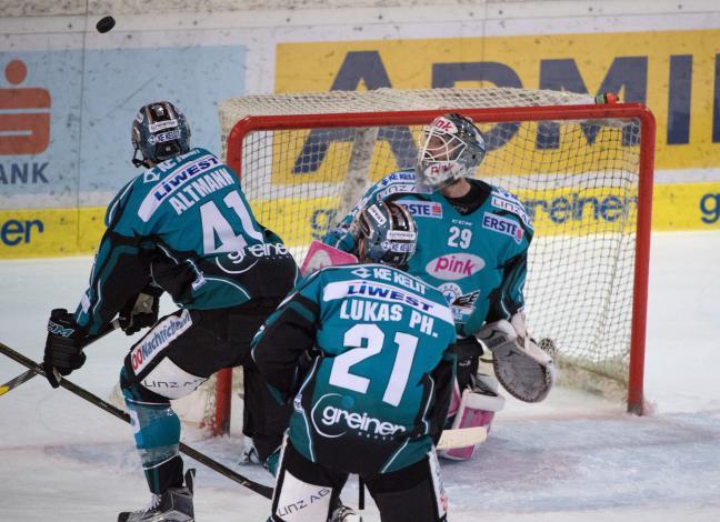 Mario Altmann (EHC Liwest Black Wings Linz) und Tormann Michael Ouzas (EHC Liwest Black Wings Linz)  EHC Liwest Black Wings Linz vs UPC Vienna Capitals