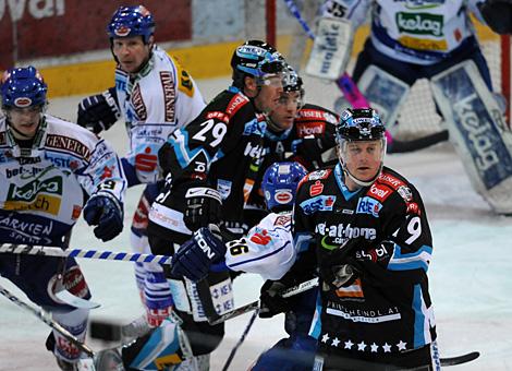 Rob Shearer, Stuermer, Liwest Black Wings Linz, Torschuetze zum 1 zu 0.