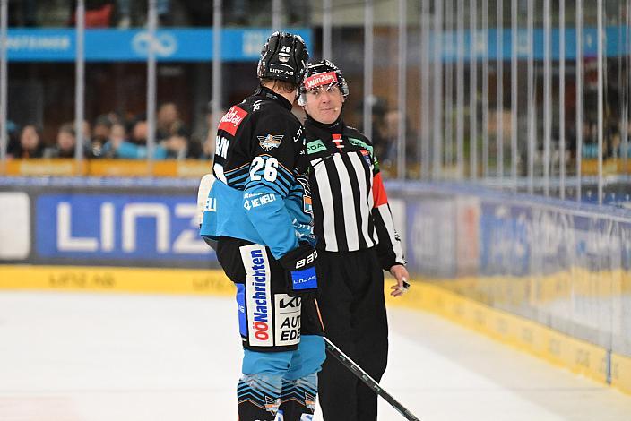 Schiedsrichter Trpimir Piragic, Travis Barron (Steinbach Black Wings Linz), 27. Runde ICE, Steinbach Black Wings Linz vs Pioneers Vorarlberg, Linz AG Eisarena 