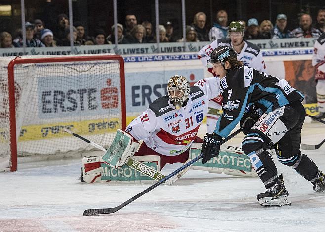 Brian Lebler (EHC Liwest Black Wings Linz) vor Tormann Irving Leland (HCB Suedtirol Alperia) EHC Liwest Black Wings Linz vs HCB Suedtirol Alperia
