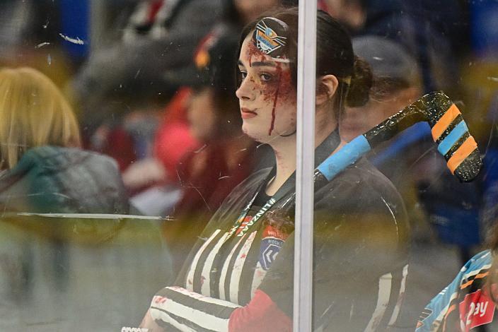 Fan im Halloween Kostüm, 16. Runde ICE, Steinbach Black Wings Linz vs Vienna Capitals, Linz AG Eisarena 