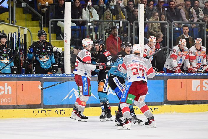 Travis Barron (Steinbach Black Wings Linz) und Brian Lebler (Steinbach Black Wings Linz) gegen Clemens Unterweger (EC KAC) und Thomas Hundertpfund (EC KAC), 7. Runde ICE, Steinbach Black Wings Linz vs EC KAC, Linz AG Eisarena 