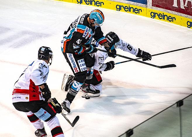 Im Bild: Mario Altmann (EHC Liwest Black Wings Linz), Philip McRae (HC Orli Znojmo) Eishockey,  EHC Liwest Black Wings Linz vs HC Orli Znojmo