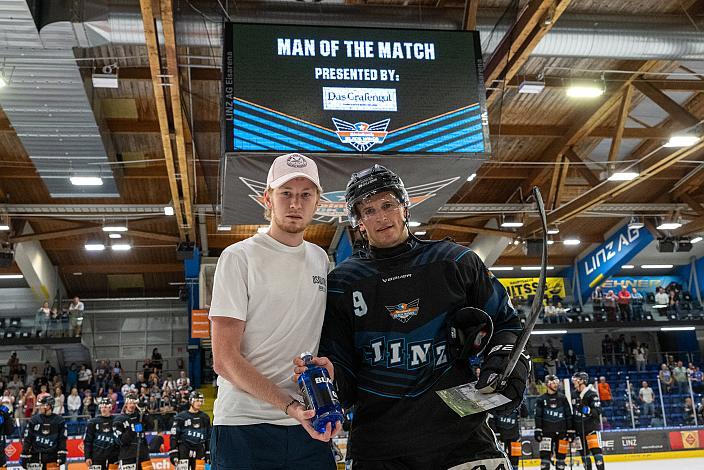  Spieler des Abends Emilio Romig (Steinbach Black Wings Linz), Steinbach Black Wings Linz vs Bili Tygri Liberec (CZE) , Linz AG Eisarena 