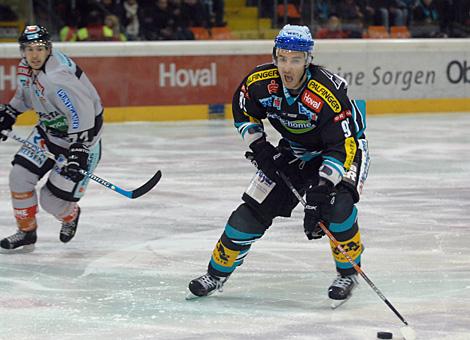 #91 Viktors Ignatjevs, Verteidiger, Liwest Black Wings Linz am Weg in die Angriffszone.