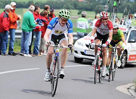 Dominik Hrinkow, im Trikot des besten Sprinters Team Vorarlberg im Anstieg zur Bergwertung Kronberg.