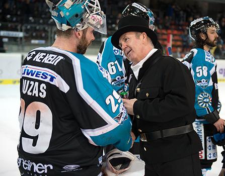 Tormann Michael Ouzas (EHC Liwest Black Wings Linz) und der Rauchfangkehrer, EHC Liwest Black Wings Linz vs HC Orli Znojmo