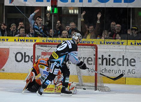 Brad Purdie verwandelt den Penalty Liwest Black Wings Linz vs. Fabian Weinhandl, EC Moser Medical Graz 99ers