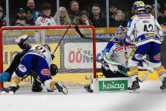 Emilio Romig (Steinbach Black Wings Linz) kämpft die Scheibe ins Tor, Nick Hutchinson (EC iDM Wärmepumpen VSV), 36. Runde ICE, Steinbach Black Wings Linz vs EC iDM Wärmepumpen VSV), Linz AG Eisarena 