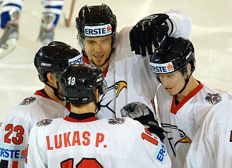 Die Spieler feiern des Team Austria feiern ein Tor gegen Korea, in der Bildmitte, Christoph Brandner, rechts Oliver Setzinger, Philipp Lukas.