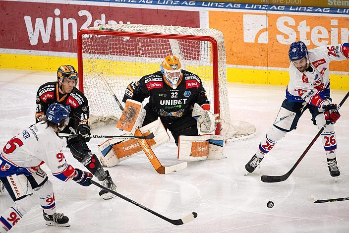 Martin Ulmer (HC Tiwag Innsbruck - Die Haie) , Tormann Rasmus Tirronen (Steinbach Black Wings Linz), Daniel Leavens (HC Tiwag Innsbruck - Die Haie) Steinbach Black Wings Linz vs HC TIWAG Innsbruck - Die Haie. Runde 35, ICE Hockey League, Steinbach Black Wings Linz, Linz AG Eisarena 