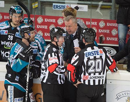 Head-Coach Robert Daum (EHC Liwest Black Wings Linz) und die Schiedsrichter Nikolic, EHC Liwest Black Wings Linz vs HC Orli Znojmo, 2. Semifinale