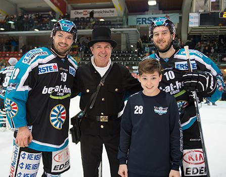 Marc-Andre Dorion (EHC Liwest Black Wings Linz) und Andrew Jacob Kozek  (EHC Liwest Black Wings Linz) mit dem Rauchfangkehrer, EHC Liwest Black Wings Linz vs HC Orli Znojmo