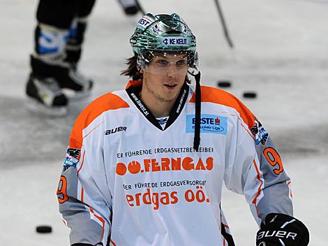 Danny Irmen. Linz im Warmup Dress, EHC Liwest Black Wings Linz vs. EC Red Bull Salzburg