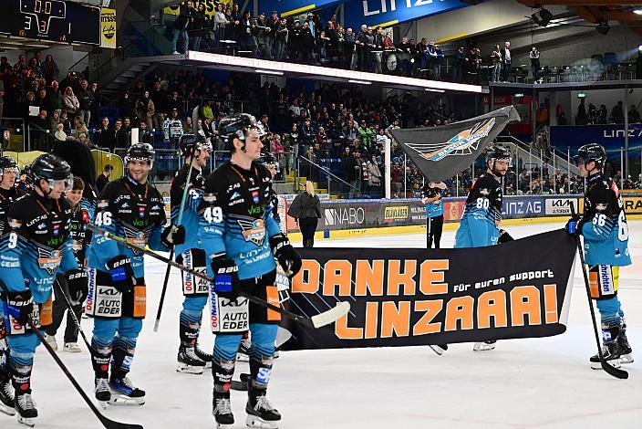 Das Team der Steinbach Black Wings Linz feiern den Heimsieg über die 17. Runde ICE, Steinbach Black Wings Linz vs Team Ferencvarosi Torna Club FTC-Telekom (HUN), Linz AG Eisarena