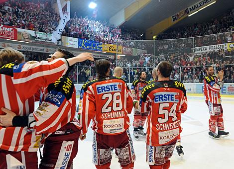 Die Spieler des KAC feiern, im Hintergrund die jubelnden Fans.