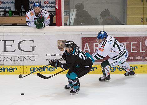 Bernhard Fechtig (EHC Liwest Black Wings Linz) in Aktion mit Jaroslav Hafenrichter (Augsburger Panther)  EHC Liwest Black Wings Linz  vs Augsburger Panther