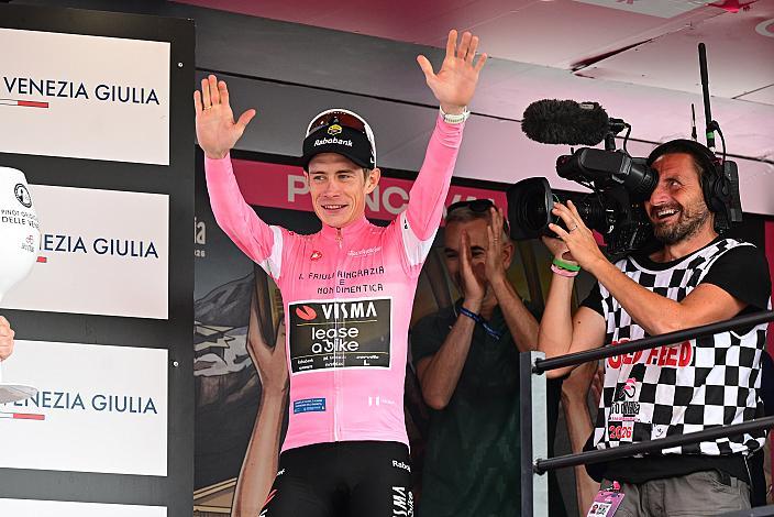 Im Rosa Trikot des Gesamtführenden des Giro d´ Italia Jonas Vingegaard (DEN, Team Visma - Lease a Bike) Gemona del Friuli 1976-2026 - Piancavallo, 109. Giro d Italia