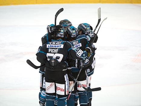 Linz feiert, EHC Liwest Black Wings Linz vs HCB Suedtirol, 7. Viertelfinale