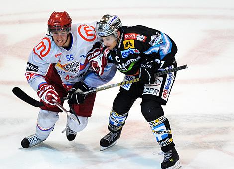 Philipp Lukas Liwest Black Wings Linz vs. Robert Sabolic HK Acroni Jesenice