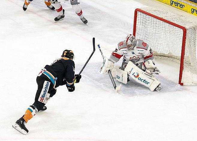 Brian Lebler (Steinbach Black Wings 1992) vor Tormann Samuel Baros (iClinic Bratislava Capitals) Black Wings Linz vs iClinic Bratislava Capitals , Eishockey, Bet at Home ICE Hockey League