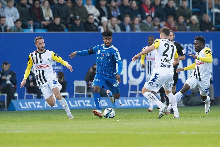 Rene Renner (LASK), Paul Mensah (FC Blau-Weiß Linz), Ivan Ljubic (LASK), 1. Derby zwischen Blau-Weiß Linz und dem Lask im Hofmann Personal Stadion des FC Blau-Weiß Linz Admiral Bundesliga, 2023 - 2024