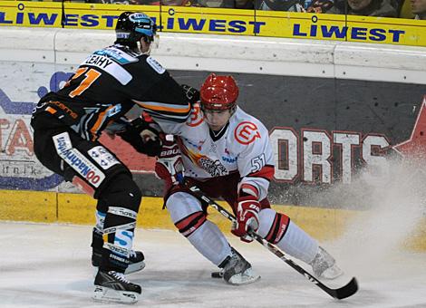 Im Bild Pat Leahy Liwest Black Wings Linz, Mitja Robar, HK Acroni Jesenice.