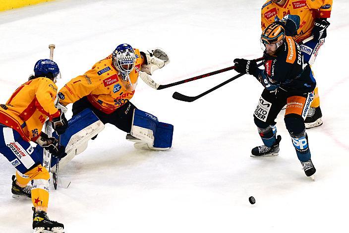 Sean Collins (Steinbach Black Wings Linz), Tormann Marco de Filippo Roia (Migross Supermercati Asiago Hockey 1935) Steinbach Black Wings Linz vs Migross Supermercati Asiago Hockey 1935, Linz AG Eisarena, pre season 