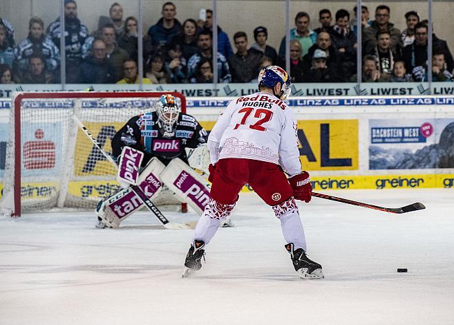 Im Bild: John Hughes (EC Red Bull Salzburg), Tormann David Kickert (EHC Liwest Black Wings Linz) Eishockey,  EHC Liwest Black Wings Linz vs Red Bull Salzburg