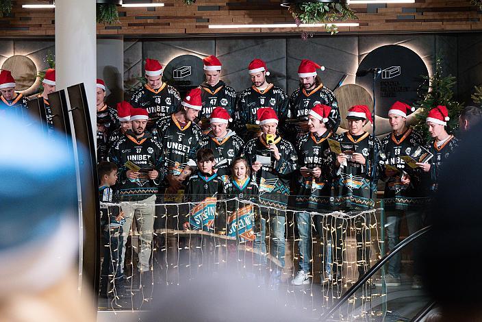 Das Team der Steinbach Black Wings Linz beim Adventsingen mit Head Coach Philipp Lukas (Steinbach Black Wings Linz) in der Linzerie, ICE Hockey League, Steinbach Black Wings Linz,