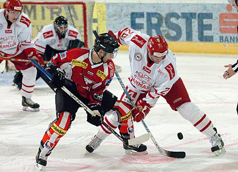 #10 Daniel Oberkofler, Stuermer, Team Austria beim Bully mit dem Daenen #20 Morten Andreasen, Stuermer, Team Danmark