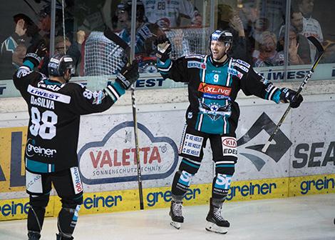 Rick Schofield (EHC Liwest Black Wings Linz) feiert das 2 zu 0 EHC Liwest Black Wings Linz vs HC Orli Znojmo