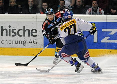 #20 Brad Purdie, Liwest Black Wings Linz im Zweikampf mit Wolfgang Kromp, VSV.