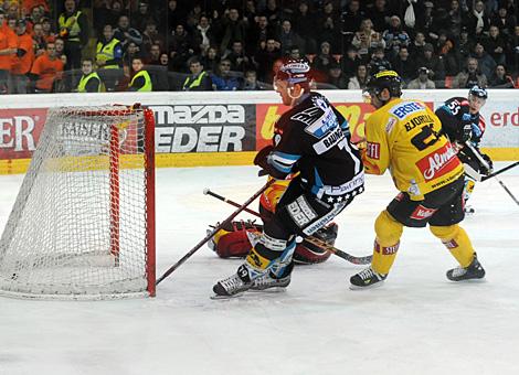 #55 Robert Lukas, Liwest Black Wings Linz, im Hintergrund, erzielt in Unterzahl das 3 zu 2 fuer Linz.