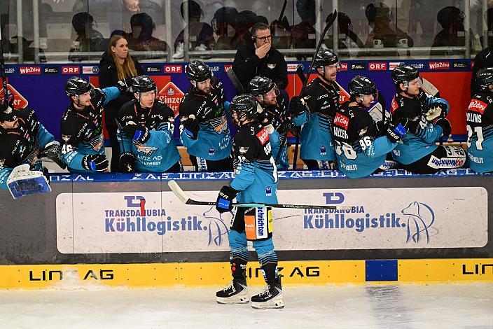 Jonathan Oschgan (Steinbach Black Wings Linz) feiert den Treffer zum 1 zu 0, 48. Runde ICE, Steinbach Black Wings Linz vs Vienna Capitals, Linz AG Eisarena 