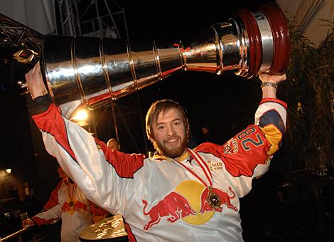 Andreas Reisinger mit dem Meisterpokal.