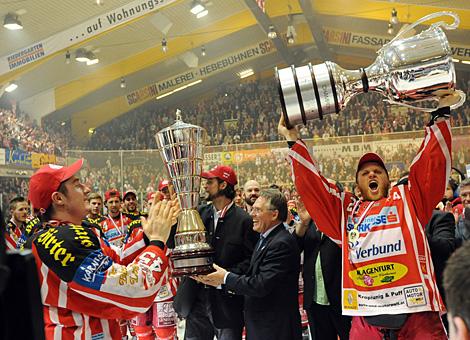 Mike Craig, stemmt den Meisterpokal, Daniel Schuller klatscht Beifall.