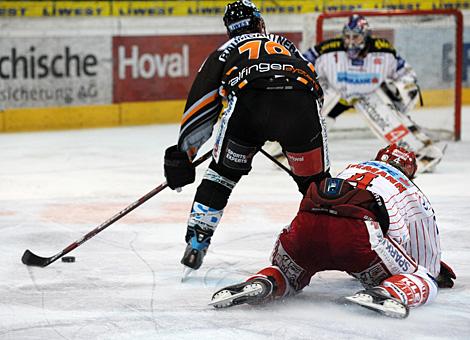Gregor Baumgartner Liwest Black Wings Linzstuermt auf das Tor des EC KAC, im Duell mit Markus Pirmann, KAC. 