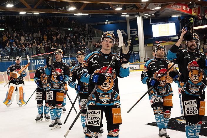 Das Team der Steinbach Black Wings Linz feiern den Heimsieg über die Bozner. Win2Day ICE Hockey League,  Steinbach Black Wings Linz vs  HCB Südtirol Alperia,  Linz AG Eisarena