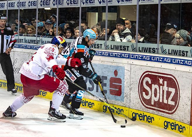 Im Bild: Derek Joslin (EC Red Bull Salzburg), Marco Brucker (EHC Liwest Black Wings Linz) Eishockey,  EHC Liwest Black Wings Linz vs Red Bull Salzburg