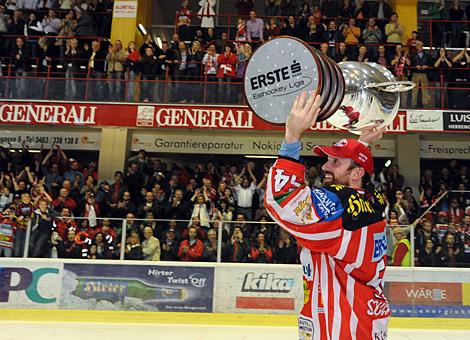 Andrew Schneider, KAC stemmt den Meisterpokal.