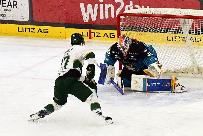 Andras Mihalik (FTC-Telekom), Tormann Rasmus Tirronen (Steinbach Black Wings Linz) 45. Runde ICE, Steinbach Black Wings Linz vs FTC-Telekom, Linz AG Eisarena 