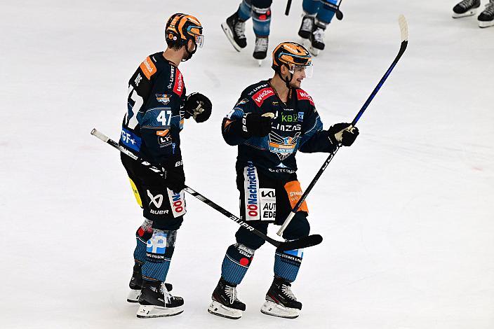 Logan Roe (Steinbach Black Wings Linz) und Emilio Romig (Steinbach Black Wings Linz) feirn das Tor zum 2 zu 0, Steinbach Black Wings Linz vs Migross Supermercati Asiago Hockey 1935, Linz AG Eisarena, pre season 
