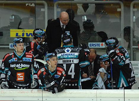 Trainer Jim Boni, EHC Liwest Black Wings Linz versucht auf der Spielerbank, den Spieler seine Taktik zu erklaeren.  